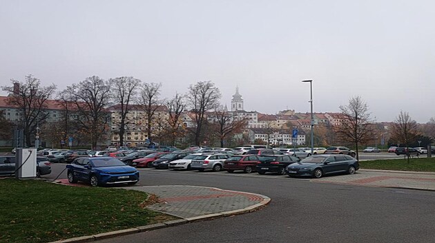 V P�sku na v�stavi�ti slou�� �idi��m parkovi�t�. Radnice by na jeho m�st� cht�la postavit parkovac� d�m, aby se zv��ila kapacita.