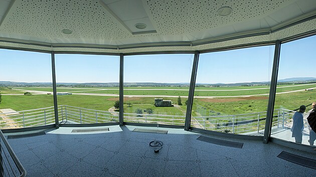 Z m�stnosti ��zen� letov�ho provozu je perfektn� v�hled  na plochu leti�t�. Na sn�mku z roku 2010 je�t� nen� vybaven�.