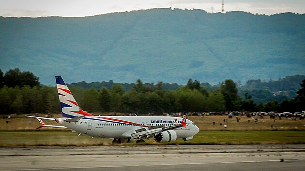 P��let prvn�ho letadla s turisty sledovaly kolem leti�t� tis�ce lid�.