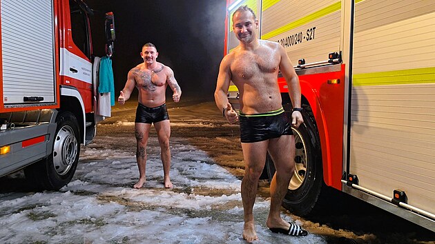 Na stanici v T�n� nad Vltavou netekla voda, tak se hasi�i sprchovali venku na mrazu. (15. ledna 2026)