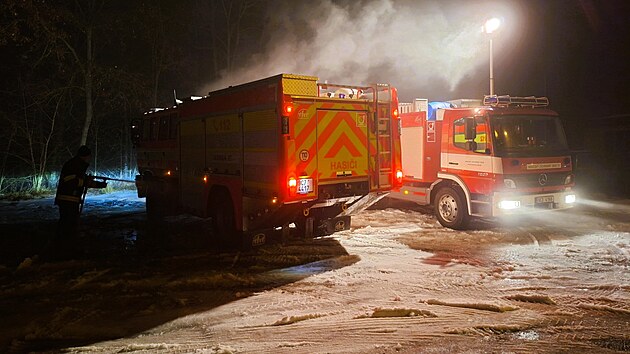 Na stanici v T�n� nad Vltavou netekla voda, tak se hasi�i sprchovali venku na mrazu. (15. ledna 2026)