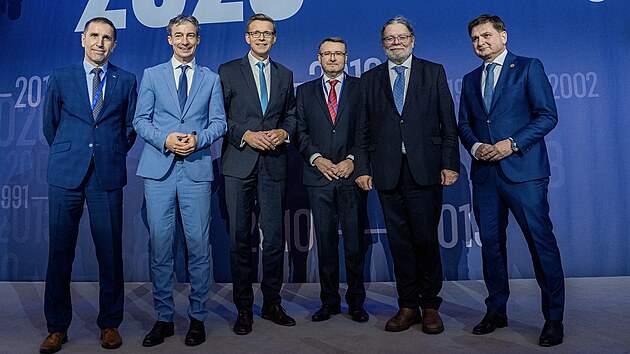 Nov�, kompletn� veden� ODS. P�edsedou strany je Martin Kupka (t�et� zleva), prvn�m m�stop�edsedou Tom� Portl�k a m�stop�edsedy jsou Karel Haas, Pavel Drobil, Martin �erv��ek a pozici si udr�el Alexandr Vondra