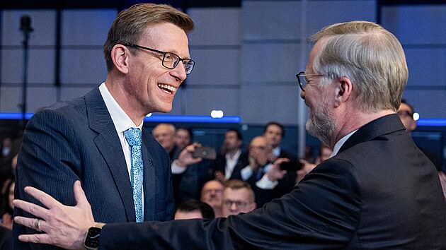 Nov� p�edseda ODS Martin Kupka p�ij�m�n gratulaci od sv�ho p�edch�dce v �ele strany, expremi�ra Petra Faily.