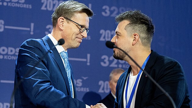 Nov� p�edseda ODS Martin Kupka p�ij�m� gratulaci od Radima Ivana, kter�ho porazil v prvn�m kole volby.