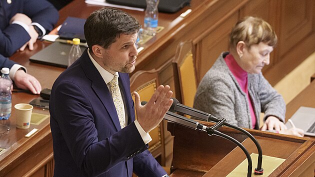 Exministr �ivotn�ho prost�ed� Petr Hlad�k z KDU-�SL ve Sn�movn� p�ed hlasov�n�m o d�v��e vl�d� (14. ledna 2026)