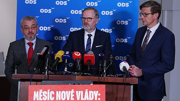 Politici ODS Martin Kupka, Petr Fiala a Marek Benda na tiskov� konferenci po hlasov�n� o d�v��e vl�d�