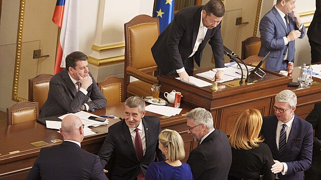 Premi�r Andrej Babi� p�ij�m� gratulace pot�, co jeho vl�da z�skala d�v�ru