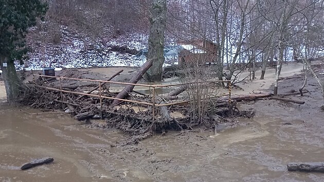 Do �eky Dyje se u Podmy� na Znojemsku dostala kejda z protr�en� j�mky. Proud v�kal� zas�hl tak� nemovitost a n�kolik aut. (19. ledna 2026)