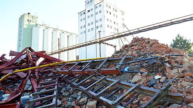 Ve Vy�kov� prob�h� demolice b�val�ho zem�d�lsk�m podniku Lukrom, m�sto n�ho� vznikne nov� �tvr� nazvan� Centr�ln� lesopark.