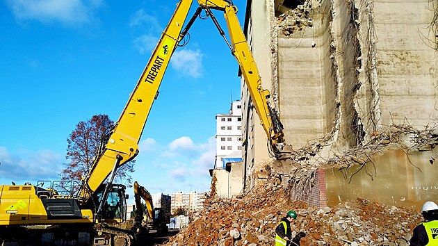 Ve Vy�kov� prob�h� demolice b�val�ho zem�d�lsk�m podniku Lukrom, m�sto n�ho� vznikne nov� �tvr� nazvan� Centr�ln� lesopark.