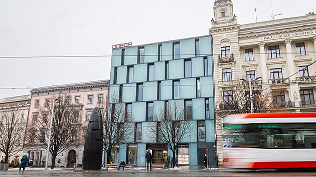 Nazelenal� odst�n skel brn�nsk�ho pal�ce Omega vyplynul z jejich tlou��ky a p�irozen� barevnosti. Dnes auto�i tvrd�, �e m�li zvolit jinou variantu.