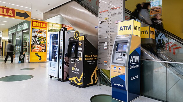 Krom� restaurace, kav�rny a obchod� se v prostor�ch pal�ce Omega v centru Brna nach�z� �ada automat�, nap��klad na bitcoiny nebo pok�mony.