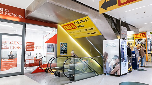 V brn�nsk�m pal�ci Omega s�dl� Billa, luxusn� cukr�rna, restaurace, prodejna zdrav� v��ivy, kade�nictv�, nehtov� studio a dal�� provozy. Sklen�n� sv�tl�ky v podlaze pas�e s pr�hledem do supermarketu m�ly p�vodn� b�t ve v�ech podla��ch, kv�li cen� v�ak z�staly jen v p��zem�.