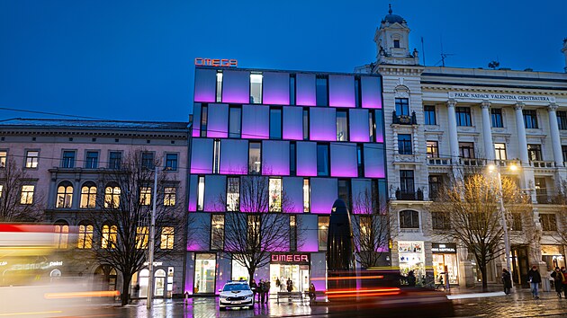 Kv�li zasazen� mezi historick� objekty na n�m�st� Svobody se proti brn�nsk�mu pal�ci Omega zvedla p�i jeho otev�en� v roce 2006 vlna kritiky. N�kter�m odborn�k�m vad� i m�n�c� se podsv�cen� skel, kter� se objevilo v roce 2016.