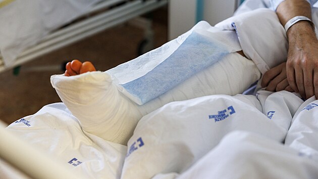 V�kendovou z�chranu V�clava Adamce z jeskyn� v Moravsk�m krasu sledovala cel� republika. Nyn� je p�ta�ty�icetilet� aj��k a ve voln�m �ase jesky��� po �sp�n� operaci rozt��t�n� spodn� ��sti b�rce. (14. ledna 2026)