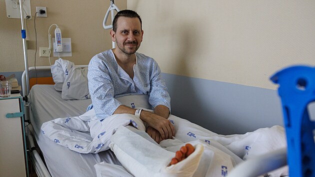 V�kendovou z�chranu V�clava Adamce z jeskyn� v Moravsk�m krasu sledovala cel� republika. Nyn� je p�ta�ty�icetilet� aj��k a ve voln�m �ase jesky��� po �sp�n� operaci rozt��t�n� spodn� ��sti b�rce. (14. ledna 2026)