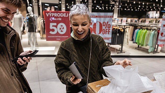 Prodejna, kterou si na t�den otev�ela francouzsk� spole�nost King Colis, nab�z� v brn�nsk�m obchodn�m centru Futurum bal�ky, je� nena�ly sv�ho adres�ta. Lid� zaplat� za v�hu vybran� z�silky a teprve pak zji��uj�, co si vlastn� koupili. (14. ledna 2026)