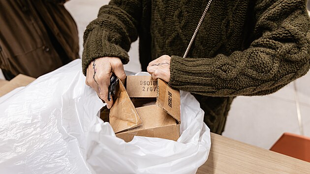 Prodejna, kterou si na t�den otev�ela francouzsk� spole�nost King Colis, nab�z� v brn�nsk�m obchodn�m centru Futurum bal�ky, je� nena�ly sv�ho adres�ta. Lid� zaplat� za v�hu vybran� z�silky a teprve pak zji��uj�, co si vlastn� koupili. (14. ledna 2026)