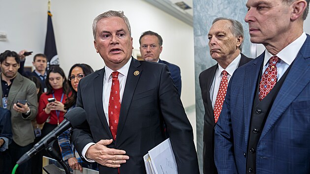 P�edseda sn�movn�ho v�boru pro dohled James Comer hovo�� s novin��i pot�, co b�val� prezident Bill Clinton a jeho man�elka, b�val� ministryn� zahrani�� Hillary Clintonov�, odm�tli vypov�dat v r�mci vy�et�ov�n� v�boru t�kaj�c�ho se Jeffreyho Epsteina a osob s n�m spojen�ch. (13. ledna 2026)