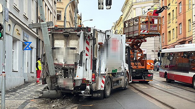 N�kladn� vozidlo strhlo v Seifertov� ulici v Praze tramvajovou trolej. (14. ledna 2026)