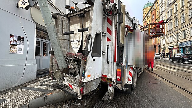 N�kladn� vozidlo strhlo v Seifertov� ulici v Praze tramvajovou trolej. (14. ledna 2026)