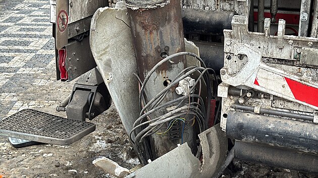 N�kladn� vozidlo strhlo v Seifertov� ulici v Praze tramvajovou trolej. (14. ledna 2026)