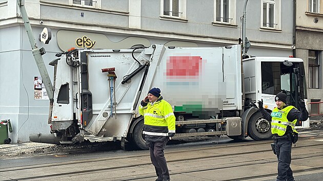N�kladn� vozidlo strhlo v Seifertov� ulici v Praze tramvajovou trolej. (14. ledna 2026)