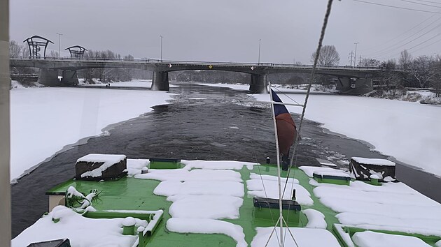 Vodohospod��i bouraj� led u Lahovick�ho mostu v Praze. (leden 2025)