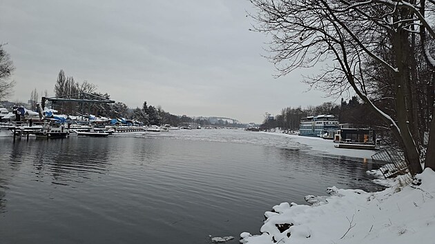 Vodohospod��i bouraj� led, na sn�mku je p��stav Sm�chov. (leden 2025)