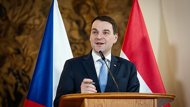 Ministr zahrani�� Petr Macinka jednal se sv�m ma�arsk�m prot�j�kem P�terem Szijj�rtem. (19. ledna 2026)