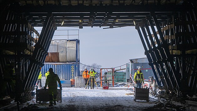 Stavba�i v Pardubick�m kraji nyn� pracuj� na stavb� d�lnice D35 kolem Litomy�le, d�le na �seku D�b�nov�Litomy�l a Ostrov� Vysok� M�to s tunelem Homole (na sn�mku).V srpnu 2027 by m�ly b�t v�echny tyto t�i �seky v provozu a bude zb�vat dokon�it posledn�ch 35 kilometr� mezi Opatovcem a Mohelnic�. (13. ledna 2026)