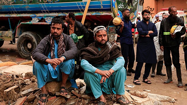 P�i po��ru n�kupn�ho centra v Kar��� na jihu P�kist�nu zahynulo nejm�n� 21 lid�. (19. ledna 2026)