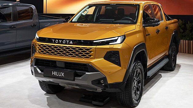 Dev�t� generace legend�rn�ho pick-upu Toyota Hilux poprv� v historii s�z� na �irokou elektrifikaci. Nov� model z�st�v� v�rn� sv� pov�stn� odolnosti d�ky r�mov� konstrukci a schopnosti brodit se a� 700 mm hlubokou vodou, p�esto p�ich�z� s modern�m designem a pokro�il�mi technologiemi.