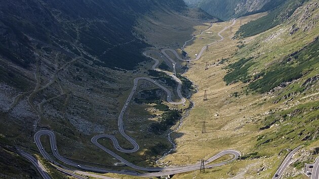 Top Gear ji proslavil, p��roda j� vl�dne. Tato silnice v Rumunsku je snem �idi��