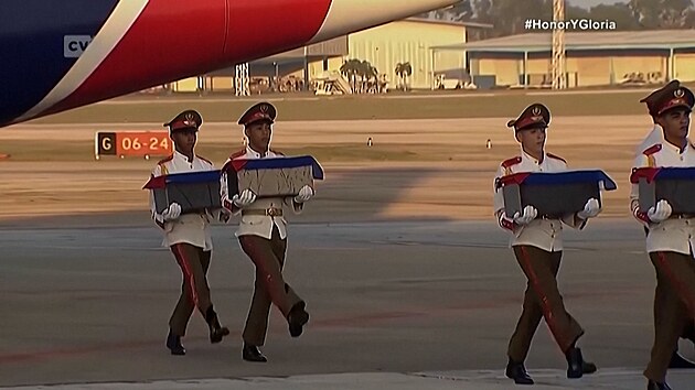 Madurova ochranka se vr�tila v urn�ch. Kuba vzd�vala hold