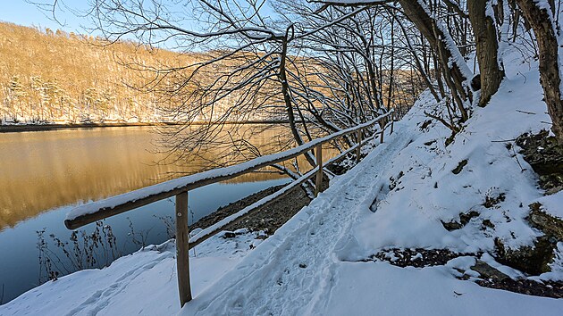 Cesta za F�berkou nab�v� na divokosti, m�sty je dokonce ji�t�na ocelov�m lanem. V zimn�m obdob� p�i sn�hu a n�led� je t�eba tu b�t velmi opatrn�.
