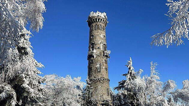 Rozhledna na D���nsk�m Sn�n�ku p�vodn� slou�ila jako zem�m��i�sk� v�. Nejhez�� je, kdy� ji pokr�v� b�l� jinovatka.