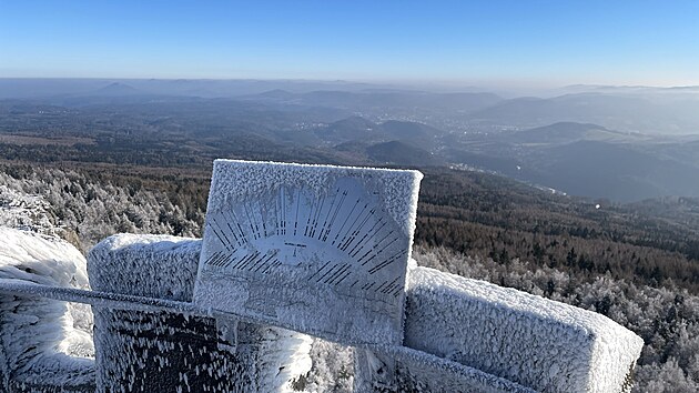 Ochoz rozhledny D���nsk� Sn�n�k s vrcholov�m panoramatem. Tento pohled sm��uje na severov�chod a v d�lce je vid�t i Je�t�d.