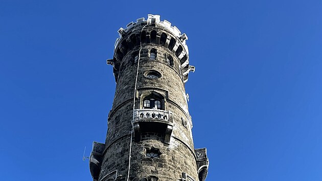 Rozhledna na D���nsk�m Sn�n�ku p�vodn� slou�ila jako zem�m��i�sk� v�. Nejhez�� je, kdy� ji pokr�v� b�l� jinovatka.