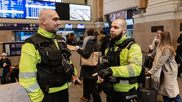 V Brn� hlídá bezpe�nost na nádra�í vedle policie a strá�ník� i dvojice...