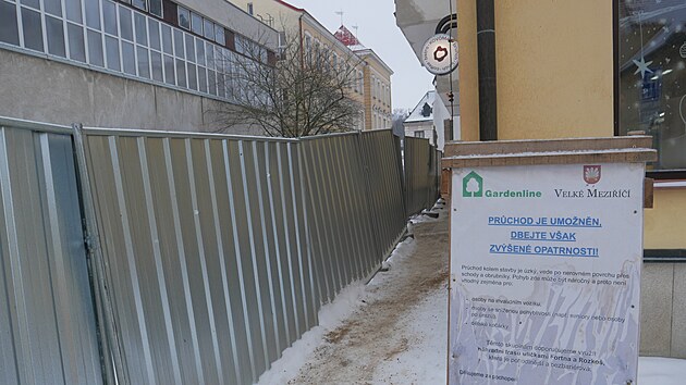 Firma, je� pracuje na obnov� centra Velk�ho Mezi����, nebude oproti p�vodn�m pl�n�m uplat�ovat zimn� technologickou p�est�vku. Pokud to po�as� jen trochu dovol�, chce se vrhnout nap��klad na pokl�d�n� kanalizace �i dl�d�n�.