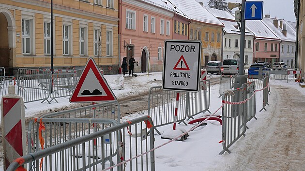 Firma, je� pracuje na obnov� centra Velk�ho Mezi����, nebude oproti p�vodn�m pl�n�m uplat�ovat zimn� technologickou p�est�vku. Pokud to po�as� jen trochu dovol�, chce se vrhnout nap��klad na pokl�d�n� kanalizace �i dl�d�n�.