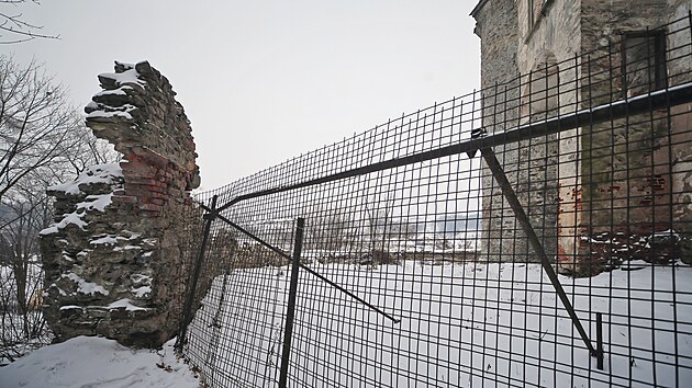 St�t t�sn� p�ed koncem roku nab�zel v aukci k prodeji hradebn� park�ny z�mku Brtnice a jednu ze zdej��ch ba�t. O nemovitosti, kter� v�ak nemaj� prakticky ��dn� vyu�it�, nem�l za vyvol�vac� cenu 3,7 milion� korun z�jem nikdo.