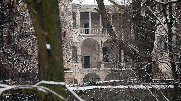 St�t t�sn� p�ed koncem roku nab�zel v aukci k prodeji hradebn� park�ny z�mku Brtnice a jednu ze zdej��ch ba�t. O nemovitosti, kter� v�ak nemaj� prakticky ��dn� vyu�it�, nem�l za vyvol�vac� cenu 3,7 milion� korun z�jem nikdo.