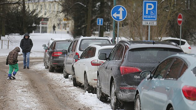 S�dli�t� Koll�rova v severov�chodn� ��sti Jihlavy bude dal��m m�stem, na kter� se v nejbli��� dob� zam��� syst�m rezidentn�ho parkov�n�. Modr� ��ry a vyhrazen� m�sta by se tam m�ly objevit letos na podzim.