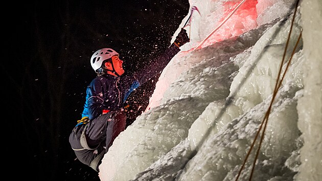 Ledov� st�na ve V�ru je d�ky siln�m a d�letrvaj�c�m mraz�m v perfektn�m stavu. A v�hled po�as� slibuje jej� provoz i pro n�kolik n�sleduj�c�ch t�dn�. Rezervace jsou tak�ka zapln�ny. Prostor je i pro z�vody v lezen� na rychlost. Ty posledn� se uskute�nily v �ter� ve�er, dal�� budou na po��tku �nora. (15. ledna 2026)