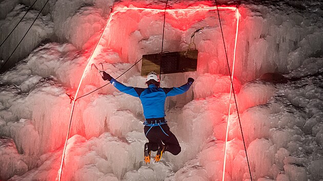 Ledov� st�na ve V�ru je d�ky siln�m a d�letrvaj�c�m mraz�m v perfektn�m stavu. A v�hled po�as� slibuje jej� provoz i pro n�kolik n�sleduj�c�ch t�dn�. Rezervace jsou tak�ka zapln�ny. Prostor je i pro z�vody v lezen� na rychlost. Ty posledn� se uskute�nily v �ter� ve�er, dal�� budou na po��tku �nora. (15. ledna 2026)