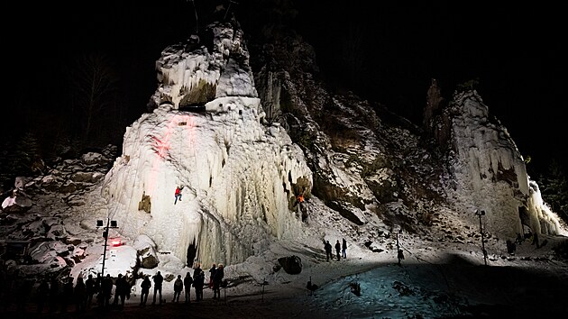 Ledov� st�na ve V�ru je d�ky siln�m a d�letrvaj�c�m mraz�m v perfektn�m stavu. A v�hled po�as� slibuje jej� provoz i pro n�kolik n�sleduj�c�ch t�dn�. Rezervace jsou tak�ka zapln�ny. Prostor je i pro z�vody v lezen� na rychlost. Ty posledn� se uskute�nily v �ter� ve�er, dal�� budou na po��tku �nora. (15. ledna 2026)