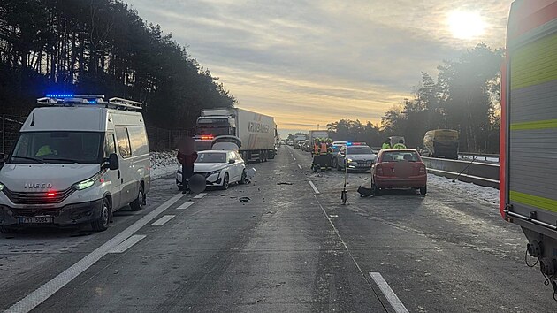 Ve sm�ru na Prahu se na 153. kilometru D1 srazila �ty�i osobn� auta. Stalo se tak v m�st�, kde do�lo k hromadn� nehod� i ve sm�ru na Brno. (12. ledna 2026)