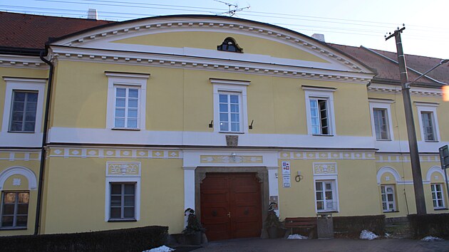 V z�mku ve V�i od roku 2003 s�dl� krajsk� organizace Domov ve V�i. Ta se star� o ment�ln� handicapovan� klienty.